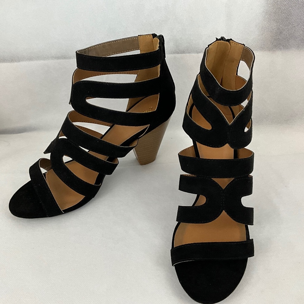 Qupid Women’s Chamber 26X Black Suede PU Sandal, Size 9 NEW, Zip in Back